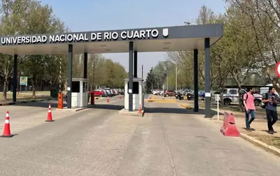 a gas station with a sign that reads universalomed macdonald be no quarteruto at Departamento Interno, Barrio Universidad in Río Cuarto