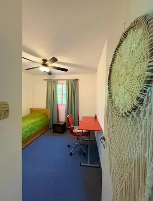 a room with a bedroom with a table and a bed at Cordoba, estadio Kempes, Cerro de las Rosas, Urca, Chateau, Siglo21, Aeropuerto in Cordoba