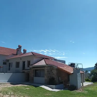 a house with a red roof at Casa en Villa Carlos Paz con pileta y vista al Lago IG alquilervillacarlospaz in Villa Carlos Paz