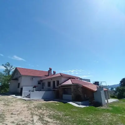 a house with a red roof at Casa en Villa Carlos Paz con pileta y vista al Lago IG alquilervillacarlospaz in Villa Carlos Paz