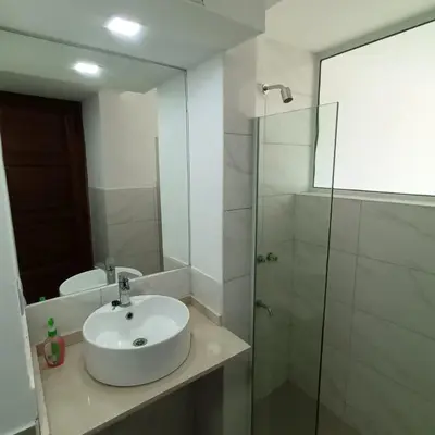 a bathroom with a sink and a glass shower at Casa en Villa Carlos Paz con pileta y vista al Lago IG alquilervillacarlospaz in Villa Carlos Paz