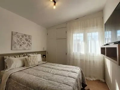 a bedroom with a large bed and a window at Casa para 5 Personas en Villa Cabrera con Garage in Cordoba