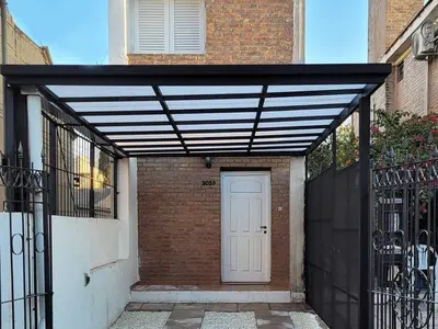 awning over a door of a brick building at Casa para 5 Personas en Villa Cabrera con Garage in Cordoba