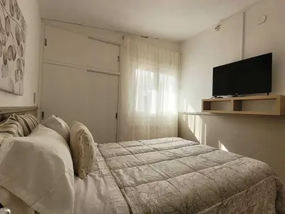 a bedroom with a bed and a flat screen tv at Casa para 5 Personas en Villa Cabrera con Garage in Cordoba