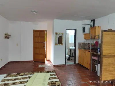 a room with a kitchen and a living room at Departamento interno Excelente ubicación in Alta Gracia
