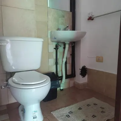 a bathroom with a white toilet and a sink at Departamento interno Excelente ubicación in Alta Gracia