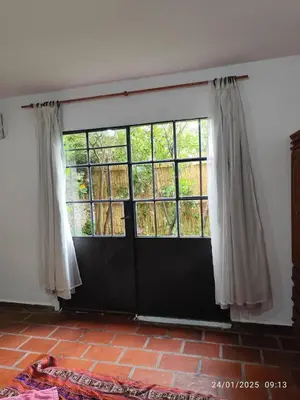 a room with a black door and a window at Departamento interno Excelente ubicación in Alta Gracia