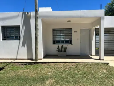 a white house with a door and a window at Río segundo in Río Segundo
