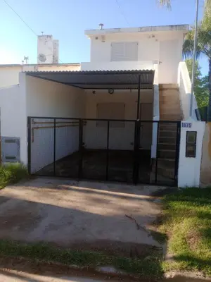 a gate in front of a house at El Quebrachito in Alta Gracia