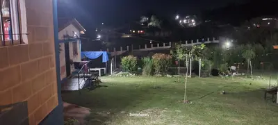 a backyard at night with a tree in the yard at Villacumbreazul in Cuesta Blanca