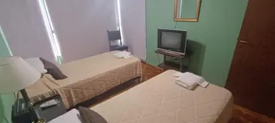 a small room with two beds and a tv at Departamento 1D Centro in Cordoba