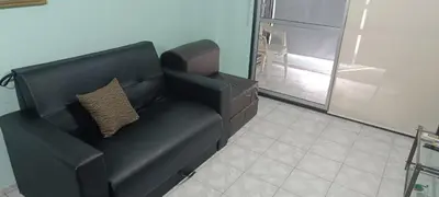 a black leather couch in a living room at Departamento 1D Centro in Cordoba