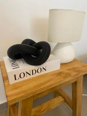 a table with a lamp and a black rope on it at LitStay Montevideo in Cordoba