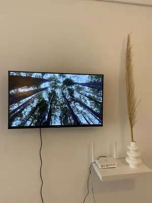 a flat screen tv hanging on a wall at LitStay Montevideo in Cordoba