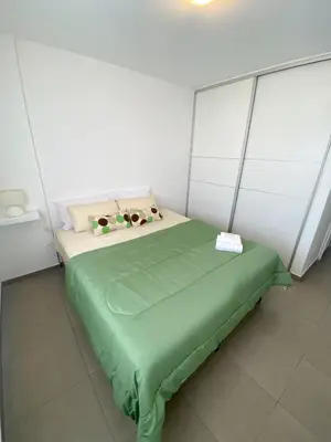 a bedroom with a green bed in a room at LitStay Montevideo in Cordoba