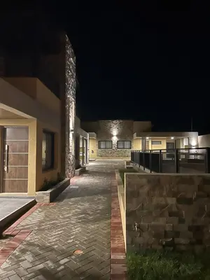 a walkway leading to a building at night at Solana Apart in Mina Clavero