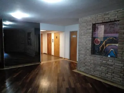 an empty room with a brick wall and a painting at Corazón de Nueva Córdoba in Cordoba