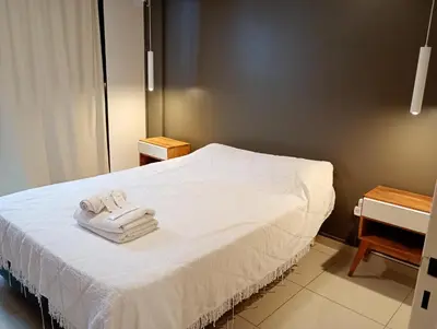 a room with a bed with white towels on it at Dúplex con balcón en Nueva Córdoba by Lofty in Cordoba