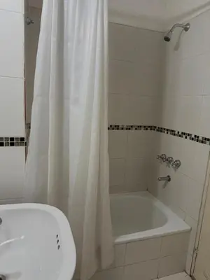 a bathroom with a tub and a toilet and a sink at Dúplex con balcón en Nueva Córdoba by Lofty in Cordoba