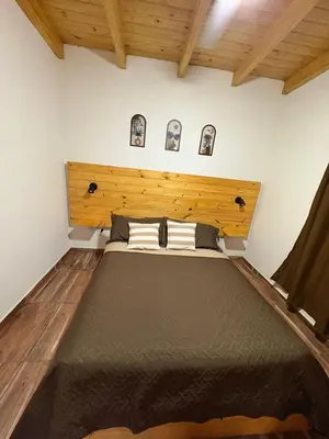 a bedroom with a large bed in a room at Cabaña tranquila y gran parque ideal para parejas in Villa Anizacate
