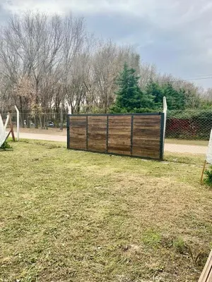 a wooden fence in the middle of a field at Cabaña tranquila y gran parque ideal para parejas in Villa Anizacate