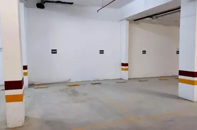 an empty room with white walls and orange and white columns at Departamento centro Carlos Paz in Villa Carlos Paz
