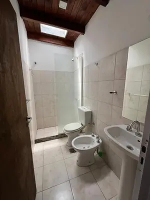 a bathroom with a toilet and a sink at Complejo Joaquina in Río Cuarto