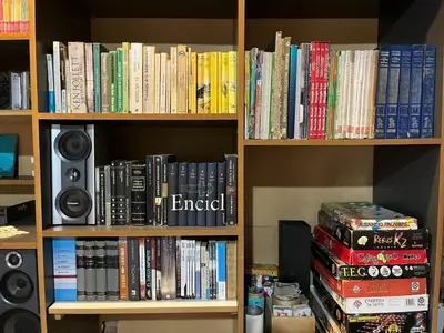 a book shelf filled with lots of books at casa junto al rio para 7 in Villa Carlos Paz