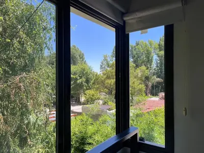 a window with a view of a yard at casa junto al rio para 7 in Villa Carlos Paz