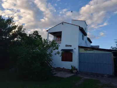 a white house with a gate and a fence at Elsieland in Tanti