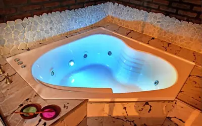 a jacuzzi tub with a face painted on it at Atrapa Sueños I in Embalse