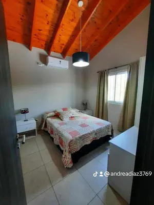 a bedroom with a bed and a wooden ceiling at Alojamiento Premium en Las Marias De Cura Brochero in Villa Cura Brochero
