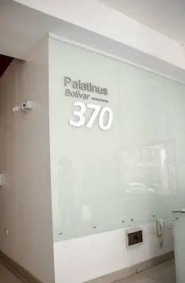 a white wall with a sign that reads stimulate behind at Unique & Cozy Apt in Cordobas heart in Cordoba