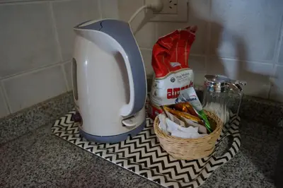 a mixer and a basket of groceries on a counter at Departamento Nueva Córdoba in Cordoba