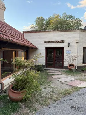 a building with two potted plants in front of it at Nomad Base en Country Chumamaya in Merlo