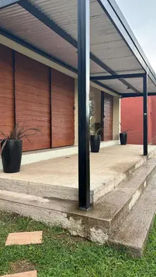 a group of potted plants sitting on the side of a building at Brisas Rumipal Dúplex Premium in Villa Rumipal