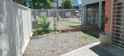 a garden in the side of a house with a fence at Urbana Home Córdoba in Cordoba