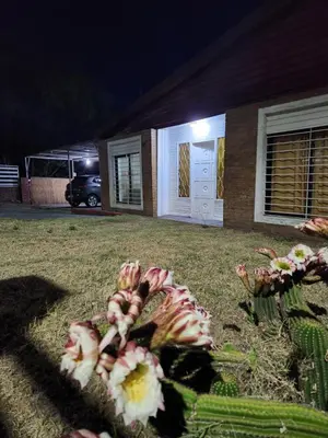a yard with a house with a cactus sidx sidx sidx at Altos de Grecia Cabaña 1 in Villa Carlos Paz