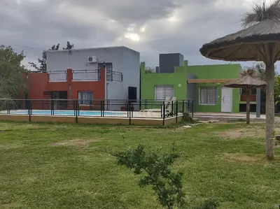 a group of colorful buildings in a yard at Cabaña Trébol en Cabañas Encuentro in Carpintería