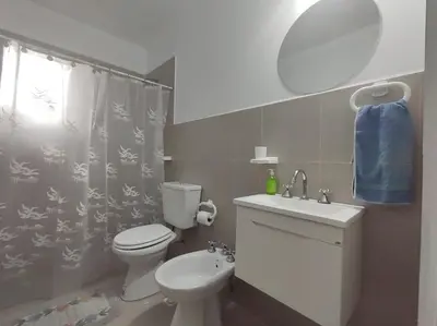a bathroom with a toilet and a sink at Cabaña Trébol en Cabañas Encuentro in Carpintería