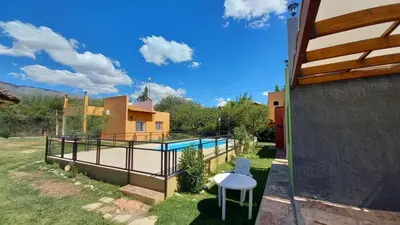 a backyard with a pool and a tennis court at Cabaña Trébol en Cabañas Encuentro in Carpintería