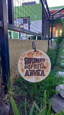 a sign on the side of a fence at Cabaña Trébol en Cabañas Encuentro in Carpintería