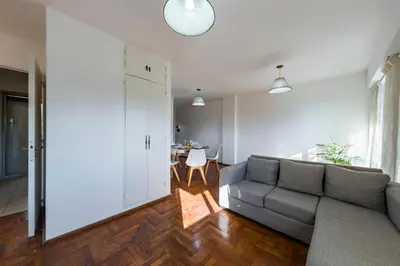 a living room with a couch and a table at Cómodo Departamento en Pleno Centro in Cordoba