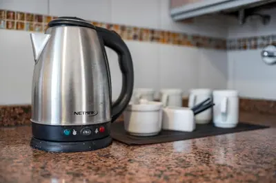 a tea kettle sitting on a kitchen counter at Cómodo Departamento en Pleno Centro in Cordoba