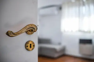 a door with a handle and a clock on it at Cómodo Departamento en Pleno Centro in Cordoba