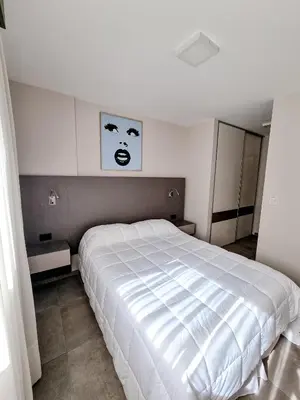 a bedroom with a large white bed in a room at Dpto ituzaingo 741 - 1 dormitorio in Cordoba