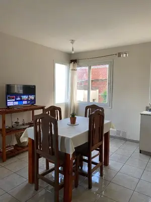 a dining room with a table and chairs and a television at Blu Trino Departamento a metros de Barrio Güemes in Cordoba