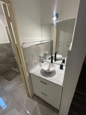 a bathroom with two sinks and a large mirror at Finlay Departamento in Villa Carlos Paz