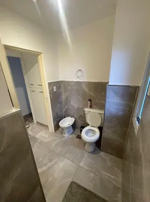 a bathroom with a toilet and a sink at Finlay Departamento in Villa Carlos Paz
