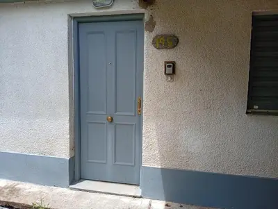 a blue door on the side of a building at Alojamiento Lo de Jaime in Merlo